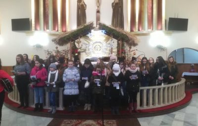 Zdjęcie przedstawia koncert kolęd.