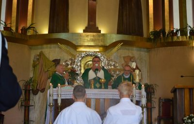 Zdjęcie przedstawia nowego proboszcza.