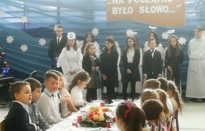 Zdjęcie przedstawia wigilie szkolna.