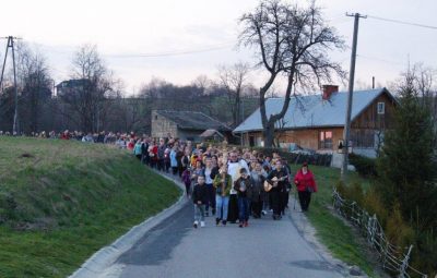 Zdjęcie przedstawia drogę krzyżową w plenerze.