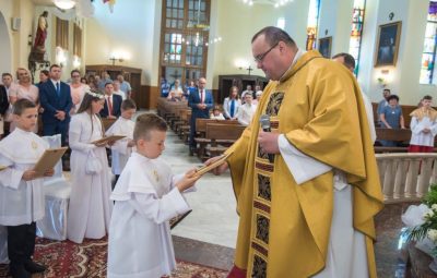 Zdjęcie przedstawia obrzędy pierwszej komunii świętej.