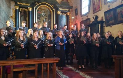 Zdjęcie przedstawia koncert pieśni pasyjnych.