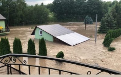 Zdjęcie przedstawia powódź we wsi.