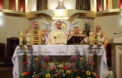 Zdjęcie przedstawia odpust parafialny.