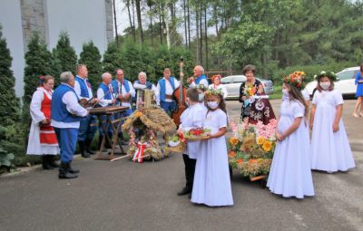 Zdjęcie przedstawia wieńce dożynkowe.