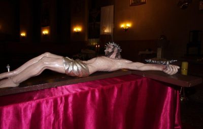 Zdjęcie przedstawia adorację krzyża.