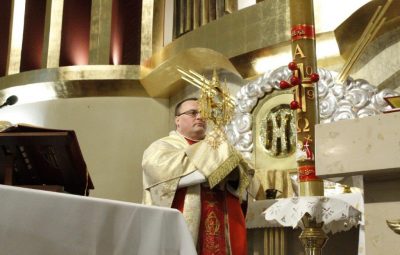 Zdjęcie przedstawia rezurekcje.