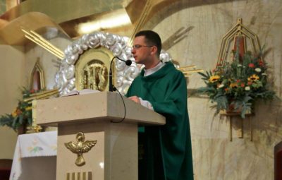 Zdjęcie przedstawia nowego wikariusza.