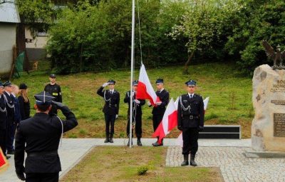 Zdjęcie przedstawia obrzędy 3 Maja.