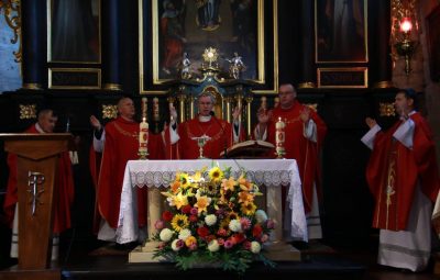 Zdjęcie przedstawia poświęcenie starej plebanii.