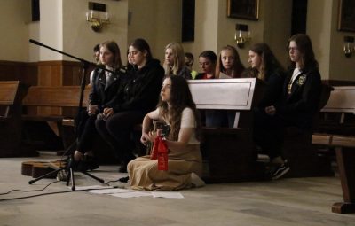 Zdjęcie przedstawia godzina dla Jezusa.