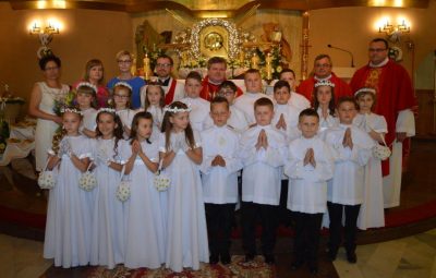 Zdjęcie przedstawia pierwszą komunię świętą.