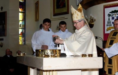 Zdjęcie przedstawia konsekracje kościoła.