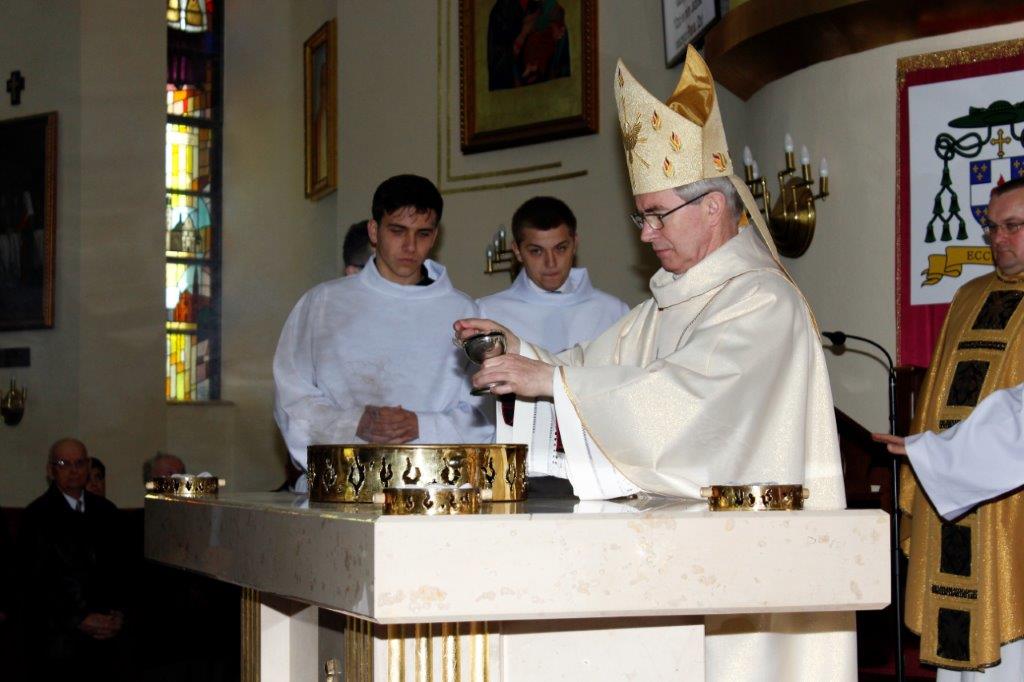 Zdjęcie przedstawia konsekracje kościoła.