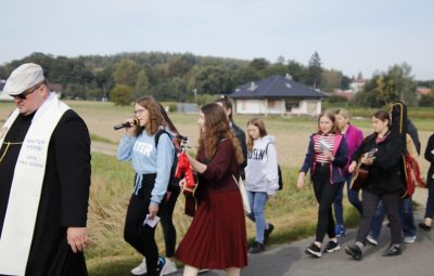 Zdjęcie przedstawia pielgrzymkę do Dębowca.