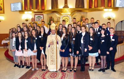 Zdjęcie przedstawia bierzmowanie.