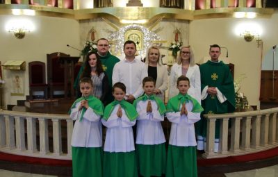 Zdjęcie przedstawia nowych ministrantów.