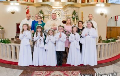 Zdjęcie przedstawia obrzędy pierwszej komunii świętej.