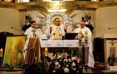 Zdjęcie przedstawia Peregrynacja relikwii św. Jana Pawła II.