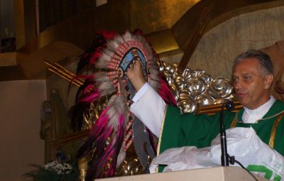 Zdjęcie przedstawia misjonarza z Dominikany.