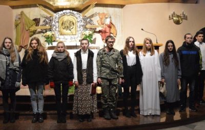 Zdjęcie przedstawia obrzędy wieczornicy z bł. Karoliną.