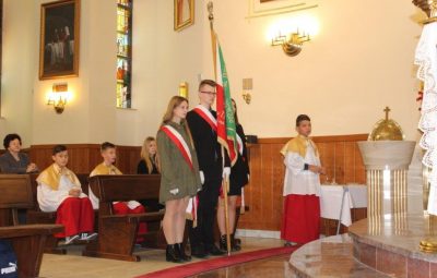 Zdjęcie przedstawia obrzędy święta patrona szkoły.