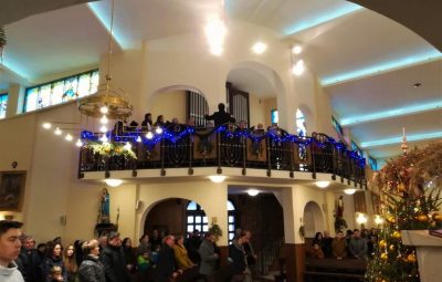 Zdjęcie przedstawia koncert kolęd.