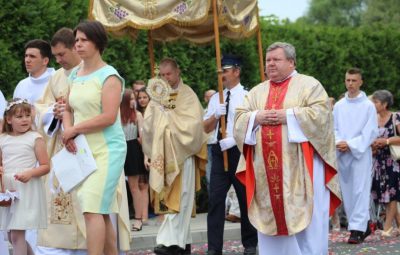 Zdjęcie przedstawia obrzędy Bożego ciała.