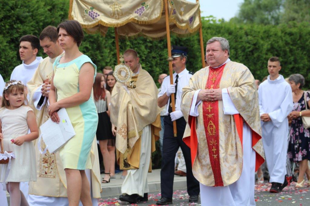 Zdjęcie przedstawia obrzędy Bożego ciała.