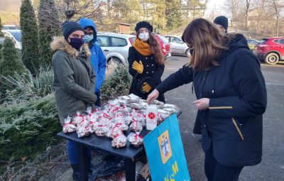 Zdjęcie przedstawia kiermasz bożonarodzeniowy.