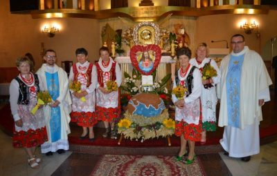 Zdjęcie przedstawia obrzędy zielne.