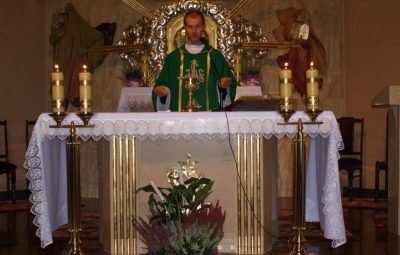 Zdjęcie przedstawia nowego wikariusza.