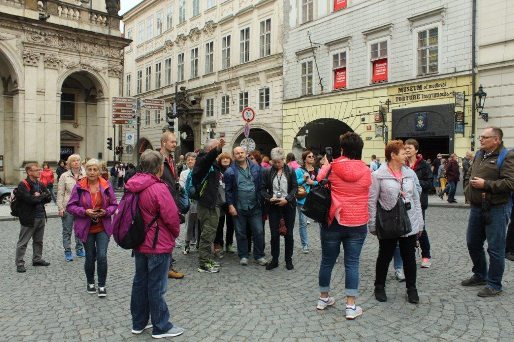 Zdjęcie przedstawia wycieczkę w Sudety i do Pragi.