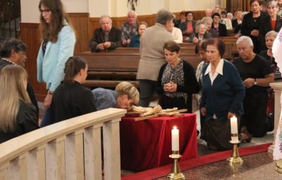 Zdjęcie przedstawia obrzędy polska pod Krzyżem.