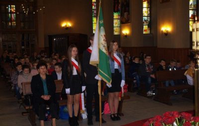 Zdjęcie przedstawia obrzędy święta patronalnego szkoły podstawowej.