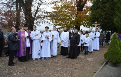Zdjęcie przedstawia obrzędy wszystkich świętych.