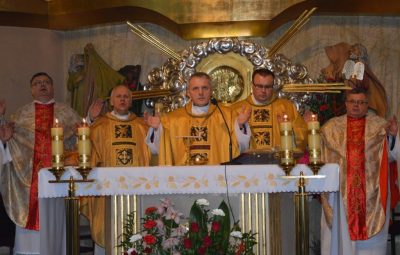 Zdjęcie przedstawia 30 rocznice poświęcenia kościoła.