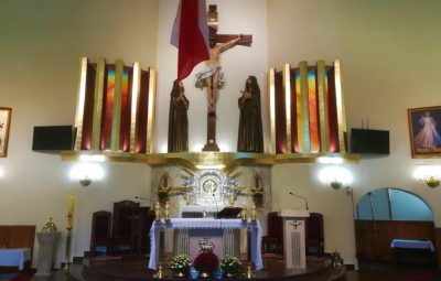 Zdjęcie przedstawia nowe witraże w prezbiterium.