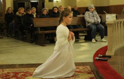 Zdjęcie przedstawia obrzędy wieczornicy o bł. Karolinę.