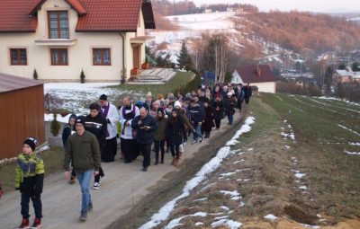 Zdjęcie przedstawia drogę krzyżową w plenerze.