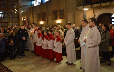 Zdjęcie przedstawia obrzędy wielkiego piątku.