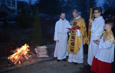 Zdjęcie przedstawia obrzędy wielkiej soboty.