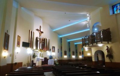 Zdjęcie przedstawia malowanie ścian kościoła.