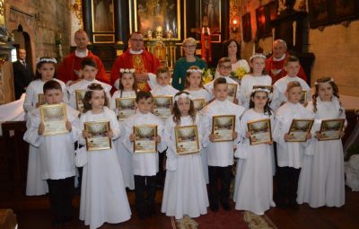 Zdjęcie przedstawia pierwszą komunię świętą.