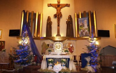 Zdjęcie przedstawia nowy ołtarz, ambonę oraz chrzcielnice.