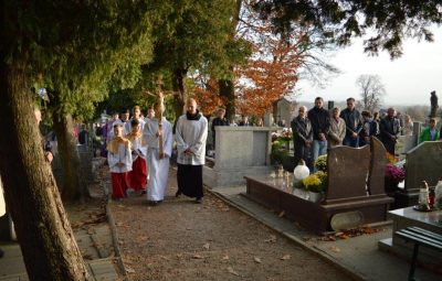 Zdjęcie przedstawia obrzędy wszystkich świętych