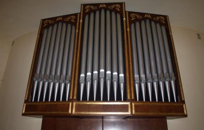 Zdjęcie przedstawia renowacje nastawy organowej.