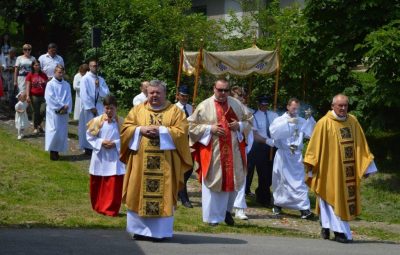 Zdjęcie przedstawia obrzędy Bożego Ciała.