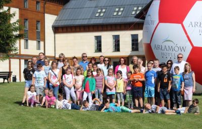 Zdjęcie przedstawia pielgrzymkę po komunijna.