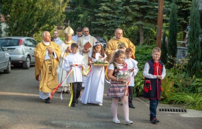 Zdjęcie przedstawia Intronizacja relikwii św. Jana Pawła II